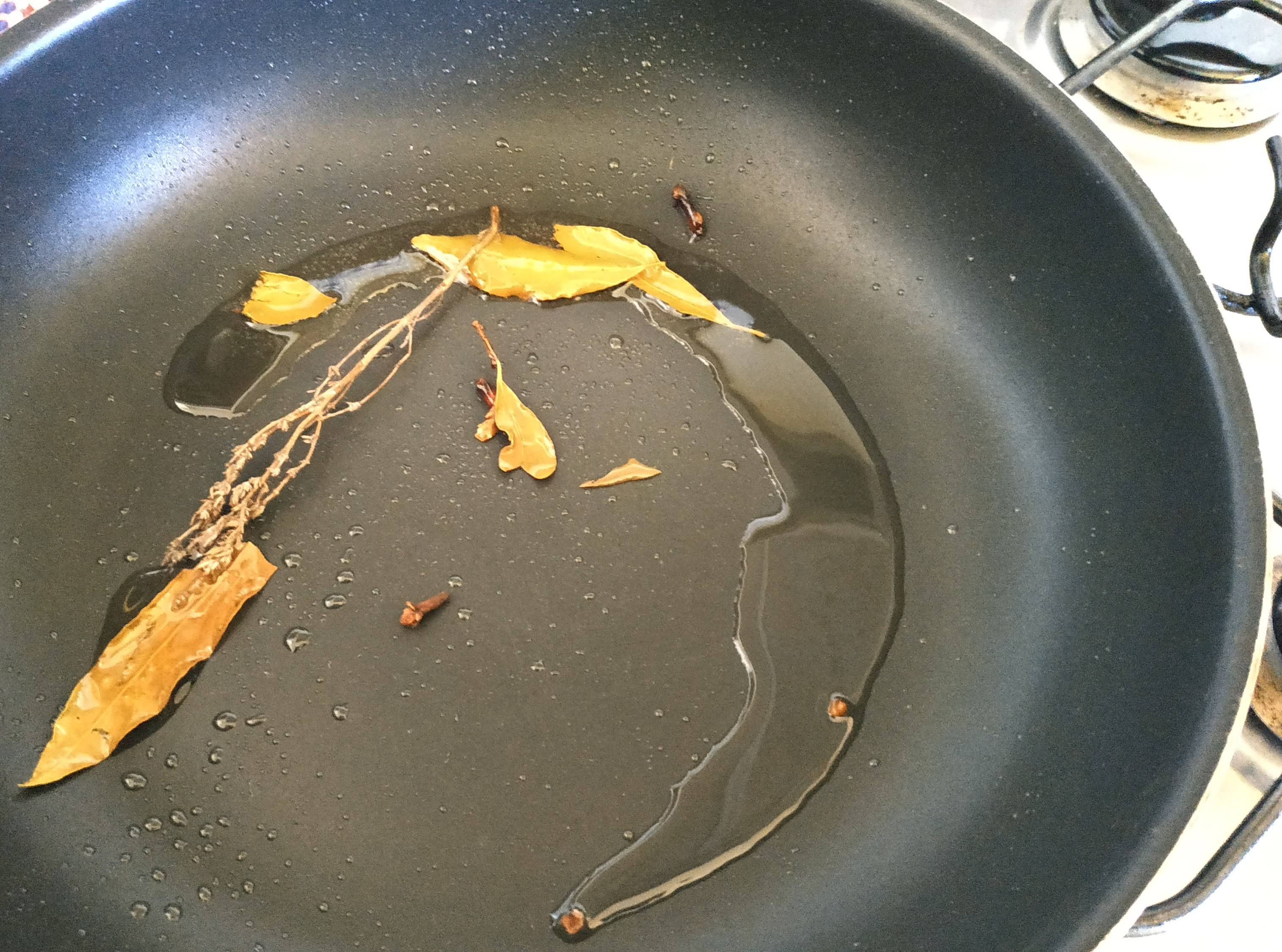 Ajouter tour à tour, l' ognons, les carottes, l'aubergine, la tomate, puis les épices